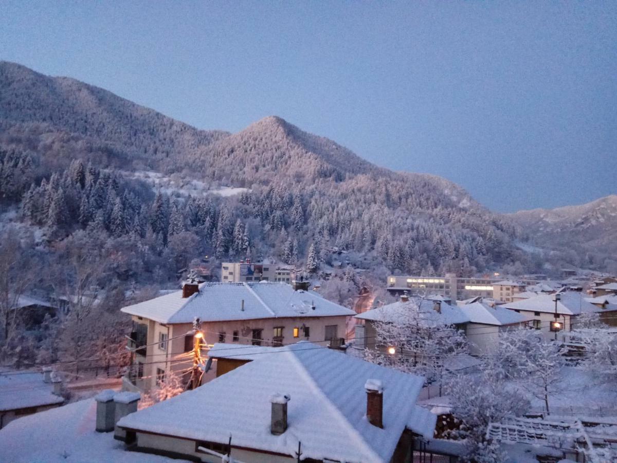 Yellow House Smolyan Bagian luar foto