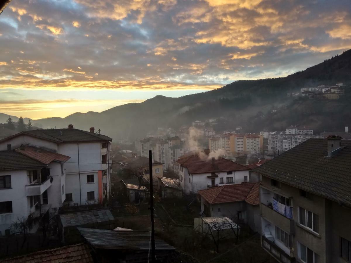 Yellow House Smolyan Bagian luar foto