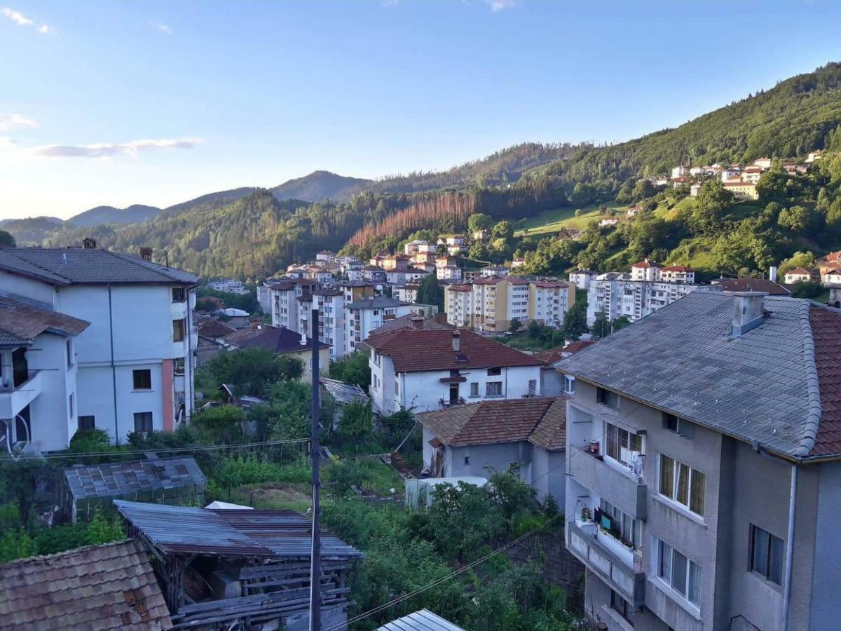 Yellow House Smolyan Bagian luar foto